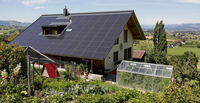 Ein Beispiel einer Photovoltaik-Anlage auf einem Hausdach @ Matthias Sorg