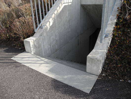 Öffentlich zugängliche Treppe, die in eine Unterführung führt